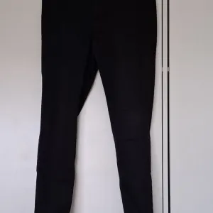 Waikiki crne pantalone