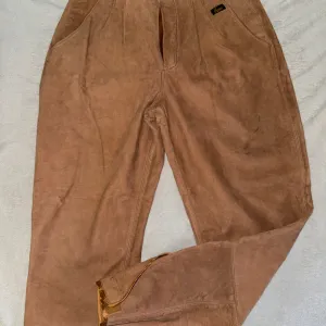 JACSON Vrhunske Kožne Pantalone - Prirodna Prevrnuta Koža