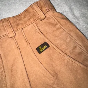 JACSON Vrhunske Kožne Pantalone - Prirodna Prevrnuta Koža