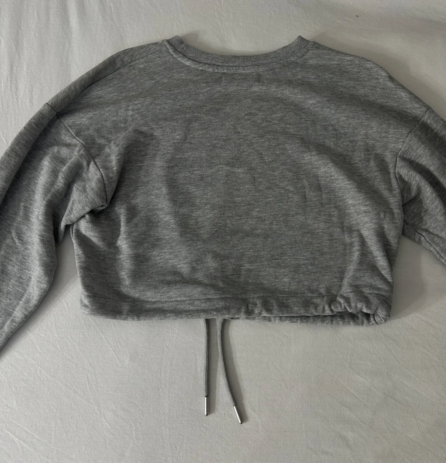 Bershka sivi crop duks