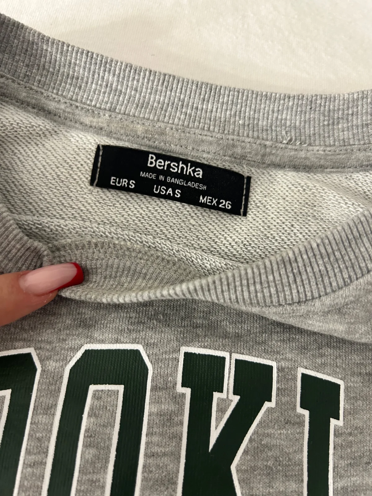 Bershka sivi crop duks
