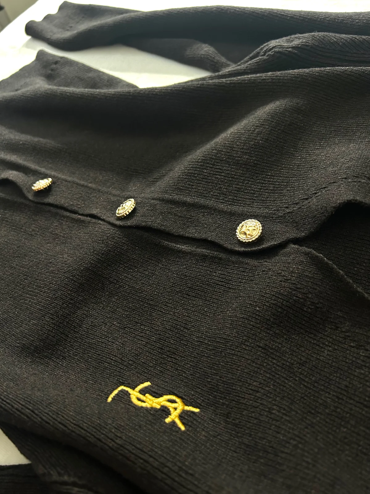 Saint Laurent (YSL) crni rebrasti kardigan sa zlatnim detaljima
