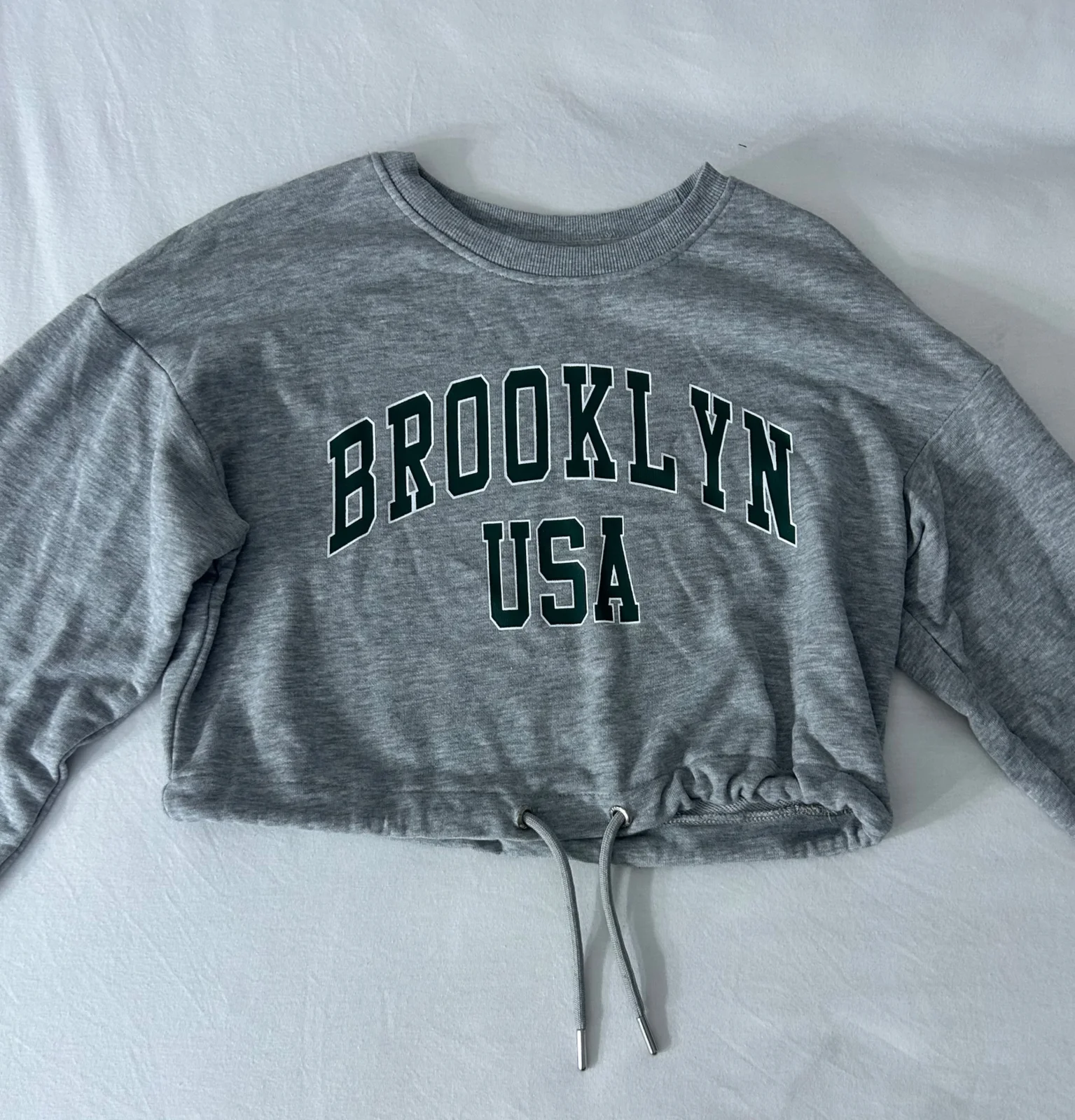 Bershka sivi crop duks