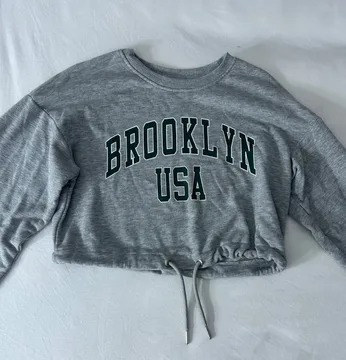 Bershka sivi crop duks