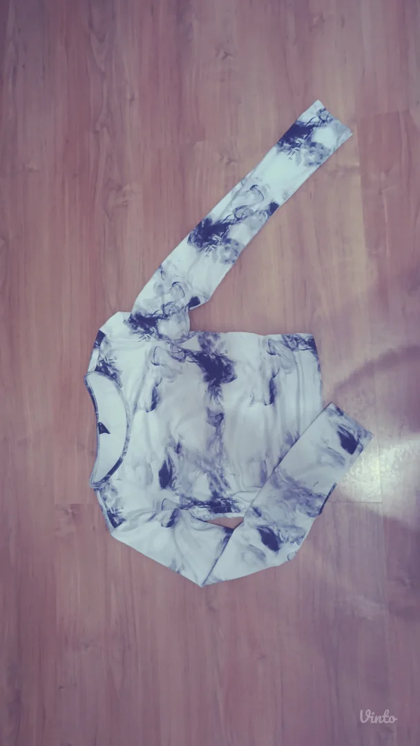 Belo-crna ženska bluza