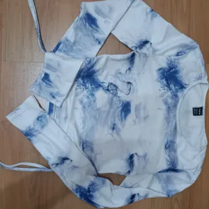 Belo-plava ženska bluza