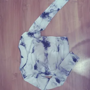 Belo-crna ženska bluza