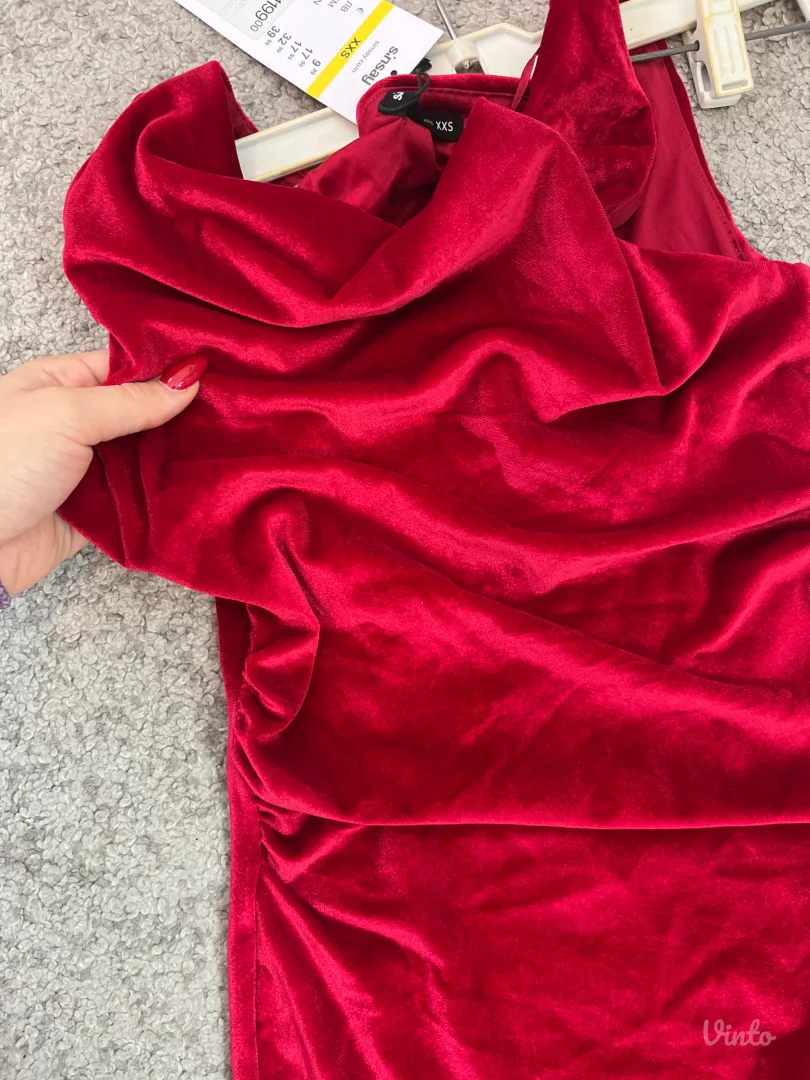Crvena plis haljina