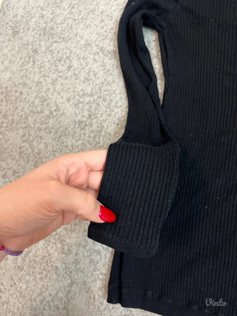 Majica gola na ramenima