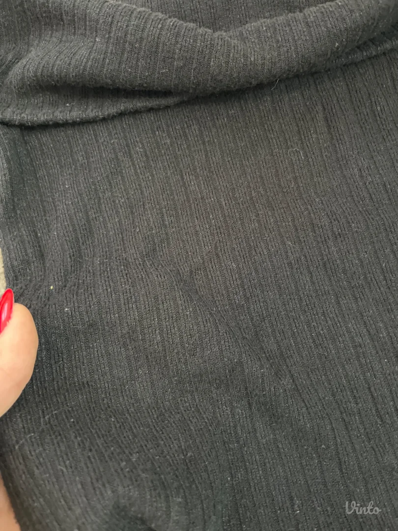 Crni dzemper bez ramena