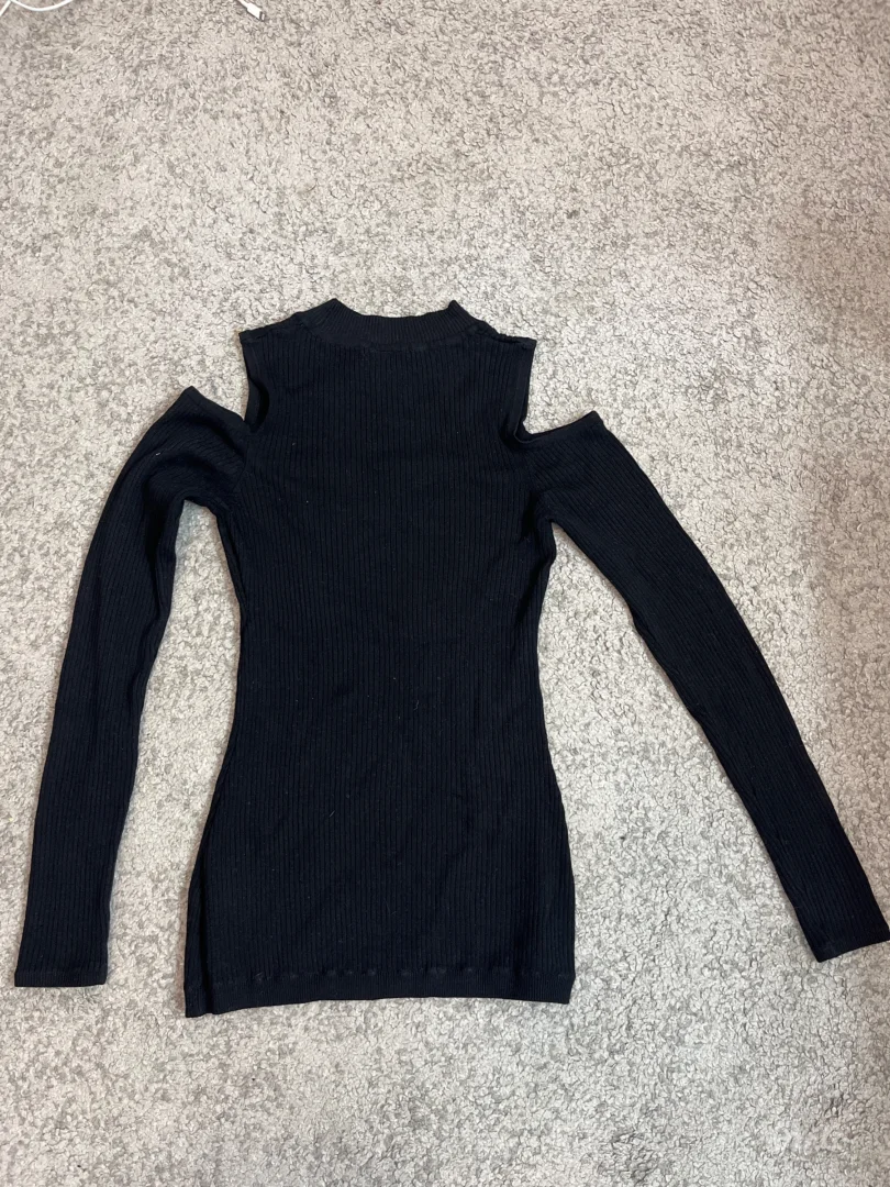 Majica gola na ramenima