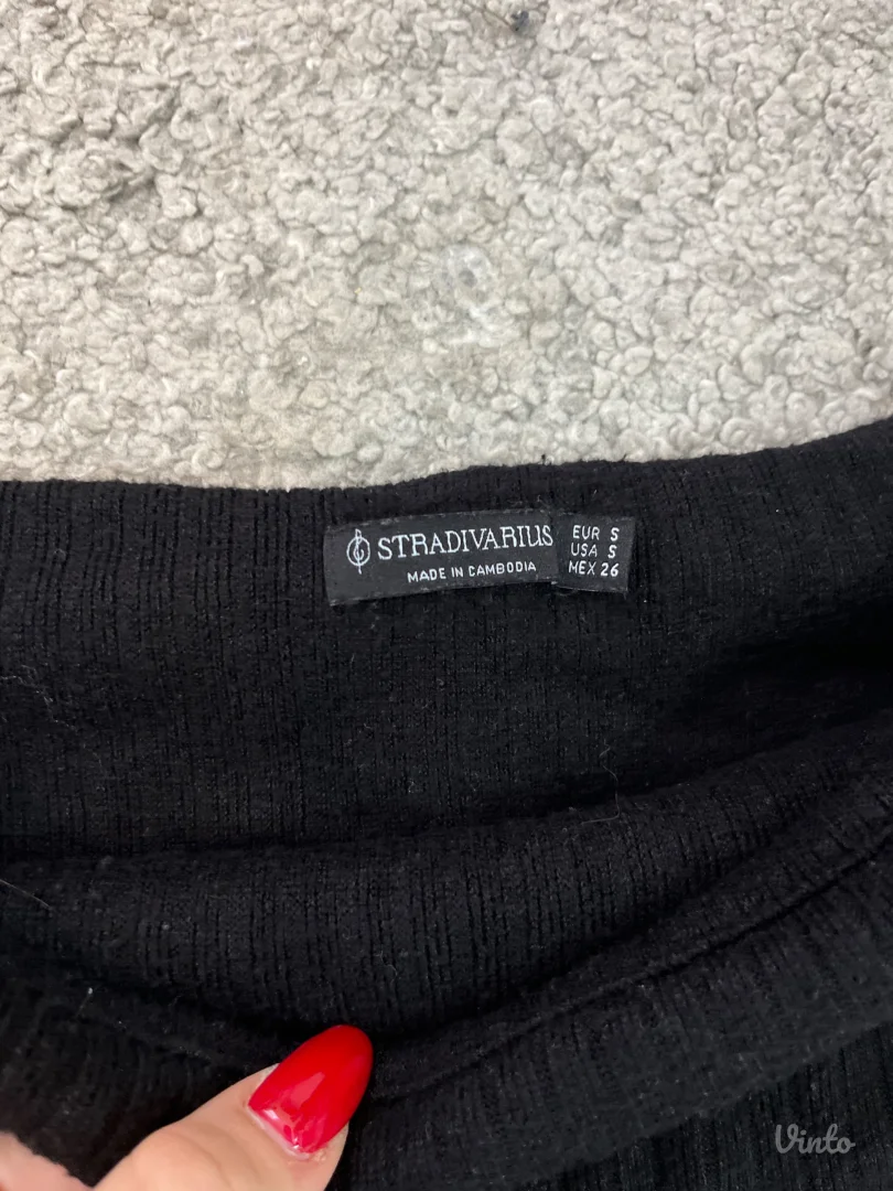 Crni dzemper bez ramena