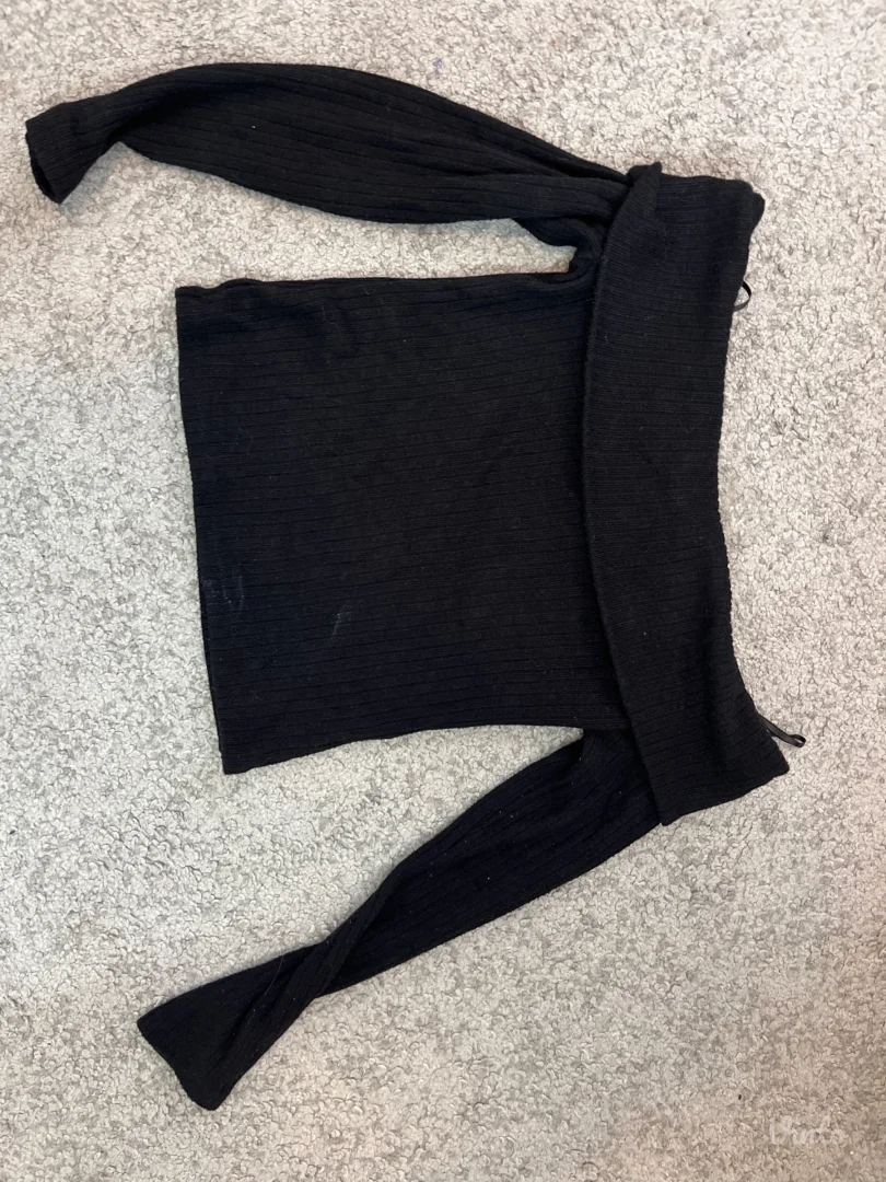 Crni dzemper bez ramena