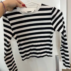 Crno Beli krop top na duge rukave