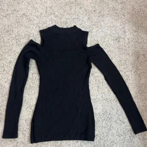 Majica gola na ramenima