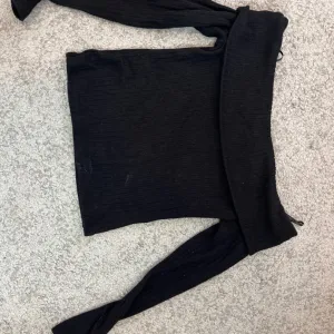 Crni dzemper bez ramena