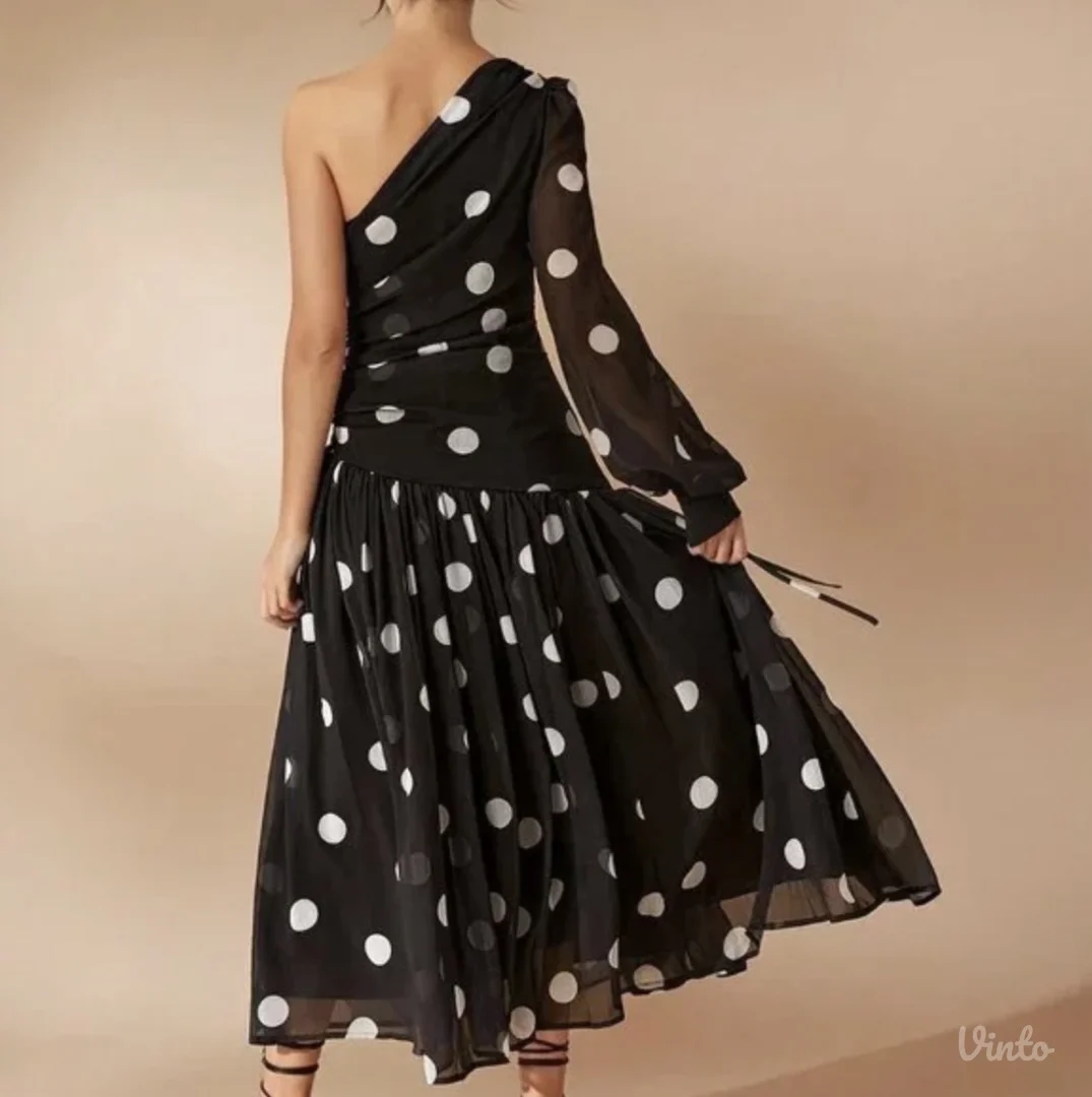 Elegantna crna haljina na bele tufne na jedno rame