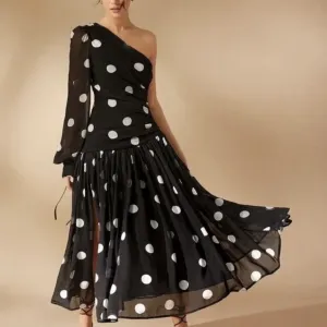 Elegantna crna haljina na bele tufne na jedno rame