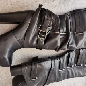 Jessica Simpson kozne cizme