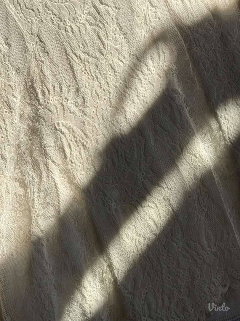 Calvin Klein bela bluza sa cipkom