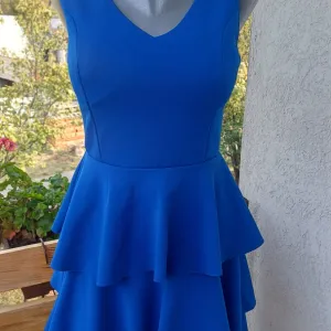 Elegantna mini haljinica kraljevsko plava