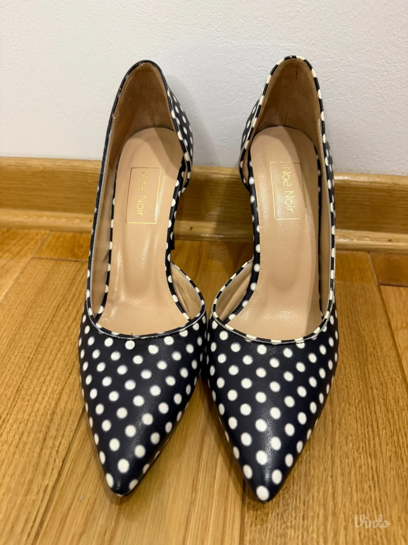 Crne štikle sa belim tufnicama