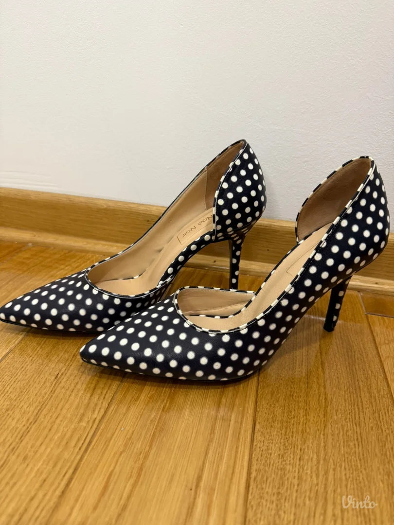 Crne štikle sa belim tufnicama