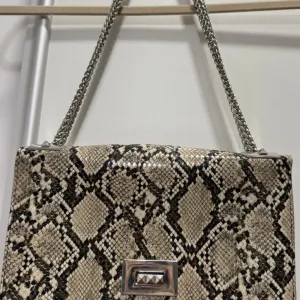 Carpisa torbica sa zmijskim printom