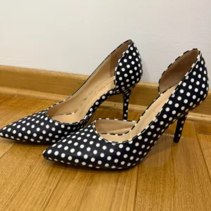 Crne štikle sa belim tufnicama