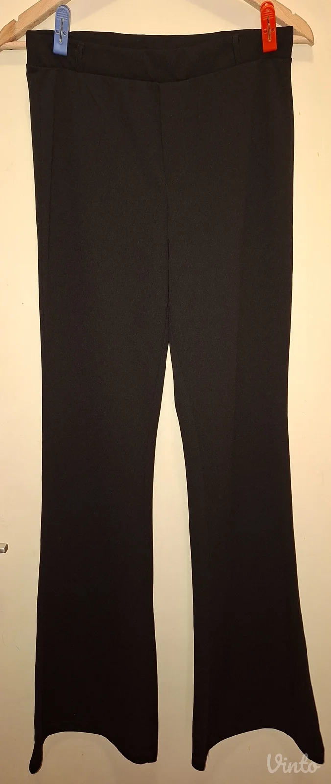 Crne pantalone zvoncare