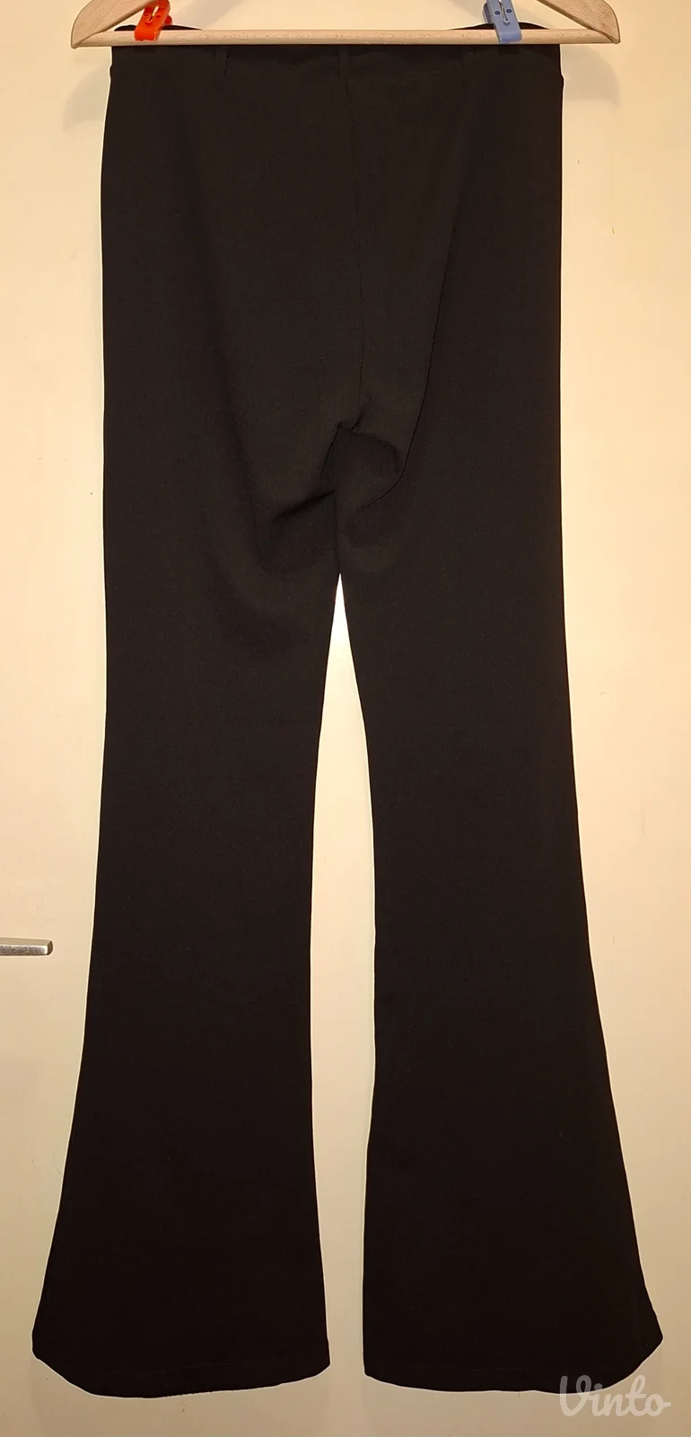 Crne pantalone zvoncare