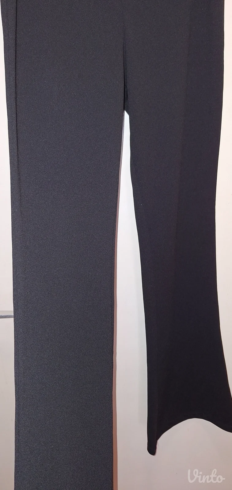 Crne pantalone zvoncare