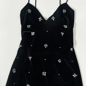 Crna haljina sa cirkonima