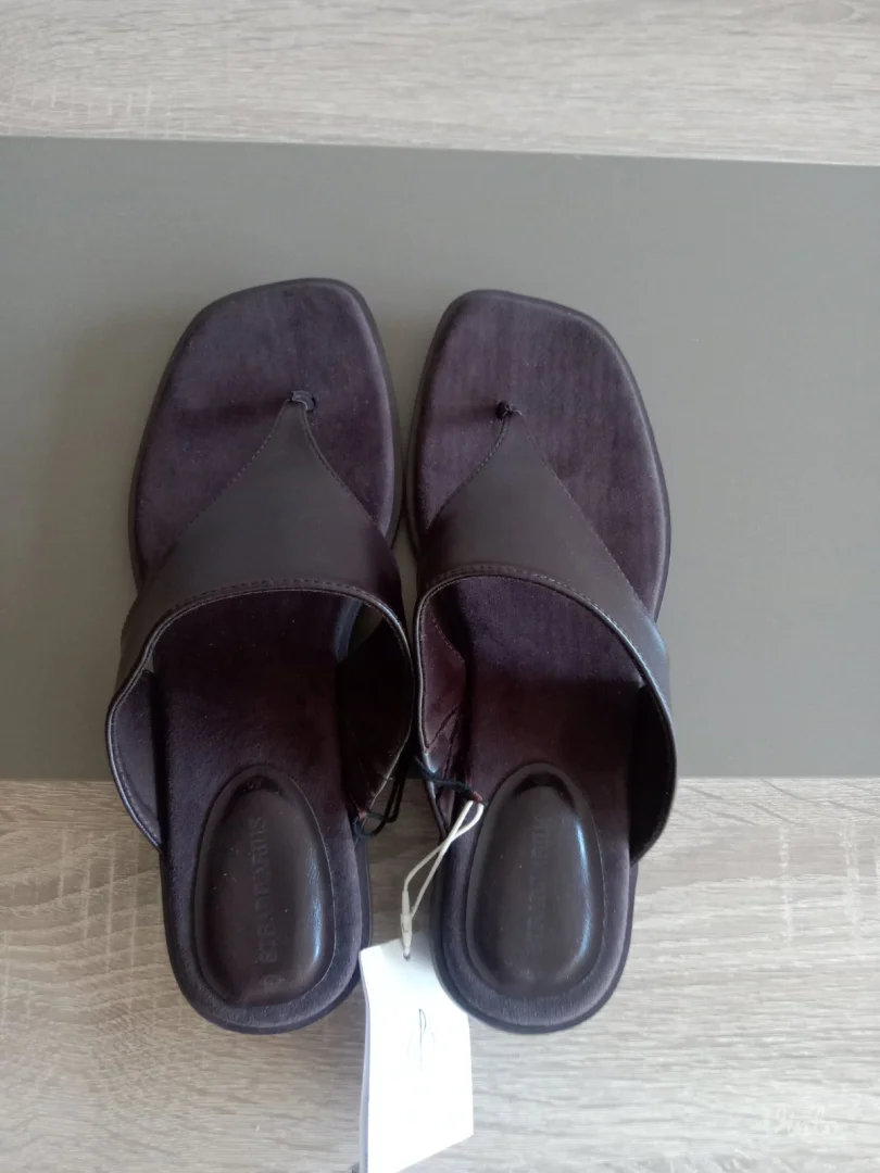 Papuče sa petom.Stradivarius.Novo!