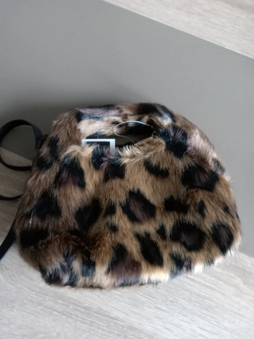 Čupava mini torbica.H&M.Novo!