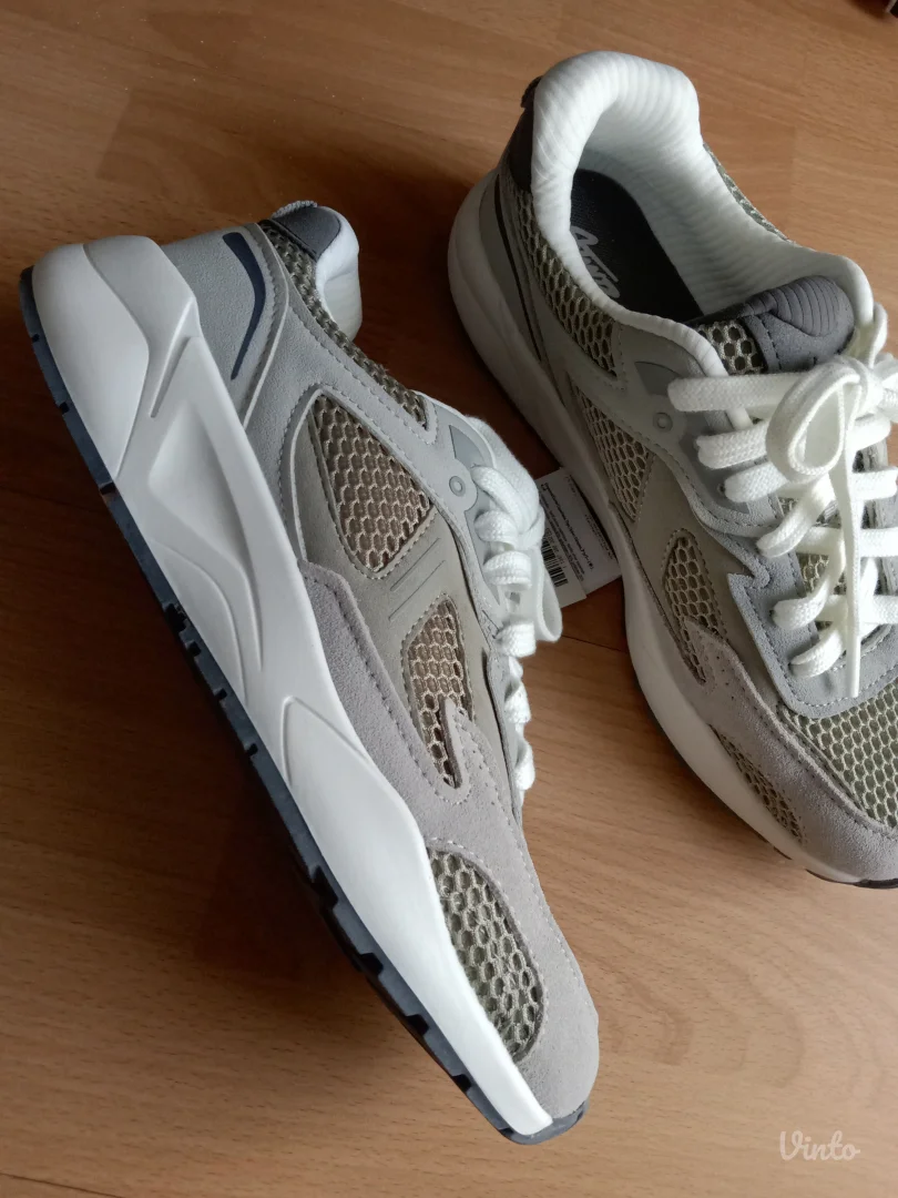 Kontrastne patike.Pull&Bear.Novo!