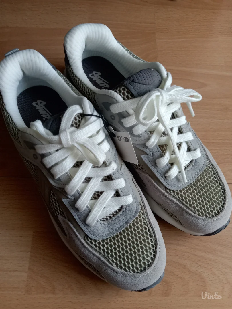 Kontrastne patike.Pull&Bear.Novo!