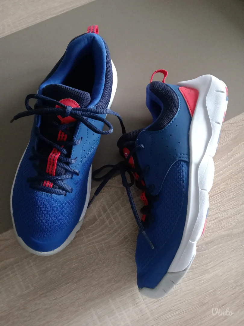 Dečije patike.Dechatlon.Novo!