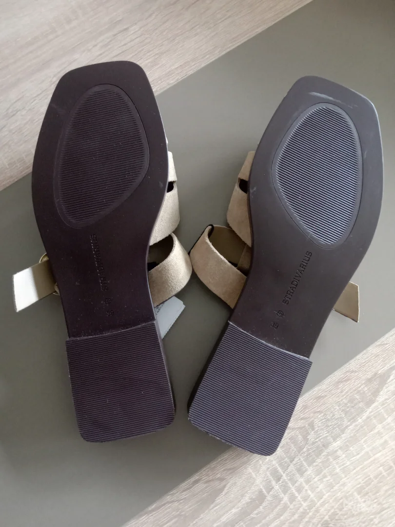 Kožne papuče Stradivarius.Novo!