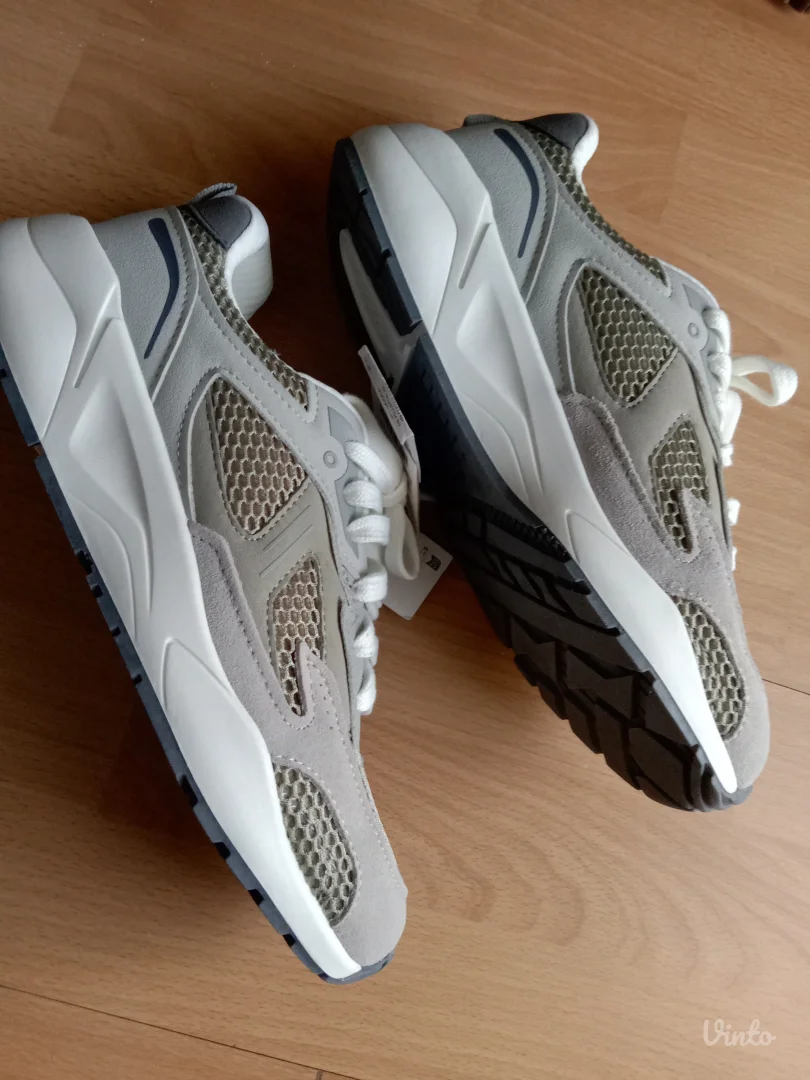 Kontrastne patike.Pull&Bear.Novo!