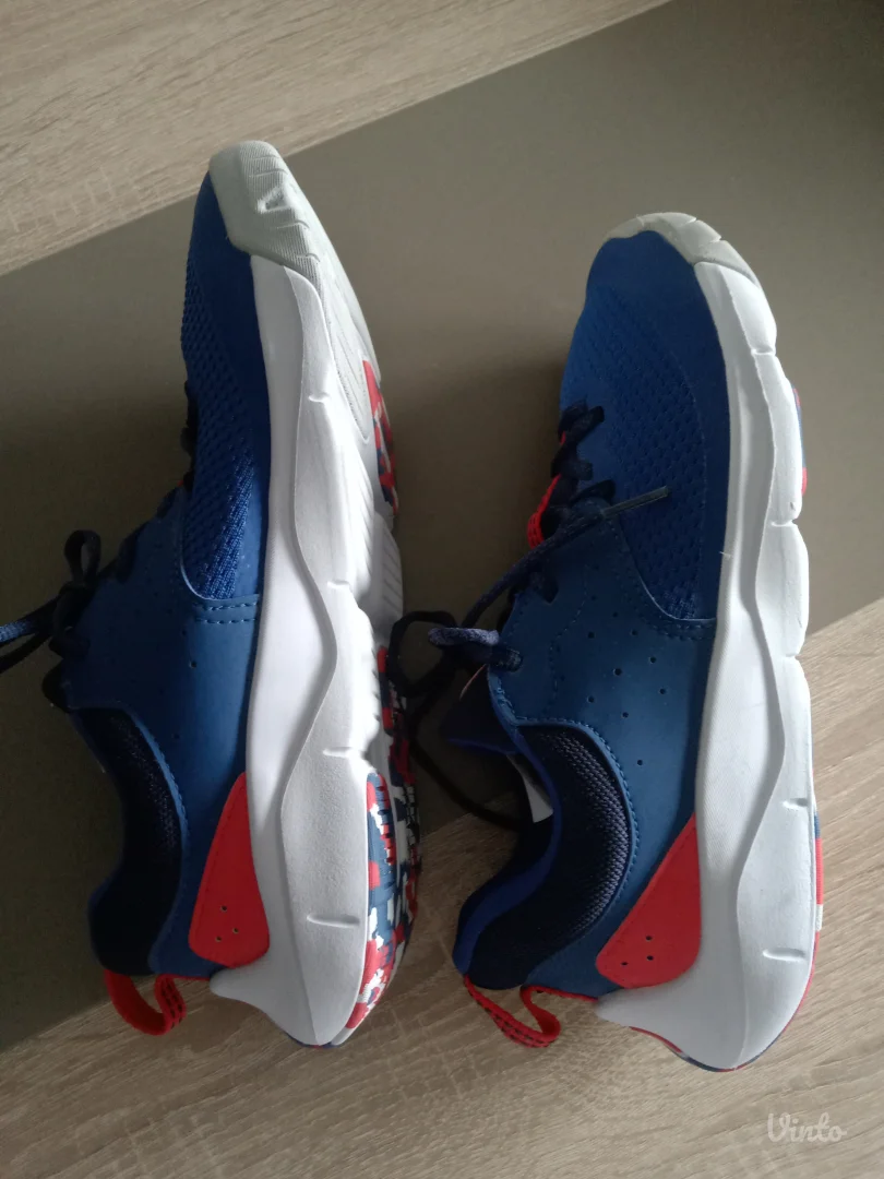 Dečije patike.Dechatlon.Novo!