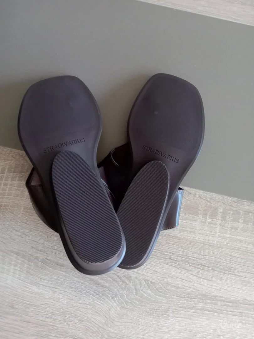 Papuče sa petom.Stradivarius.Novo!