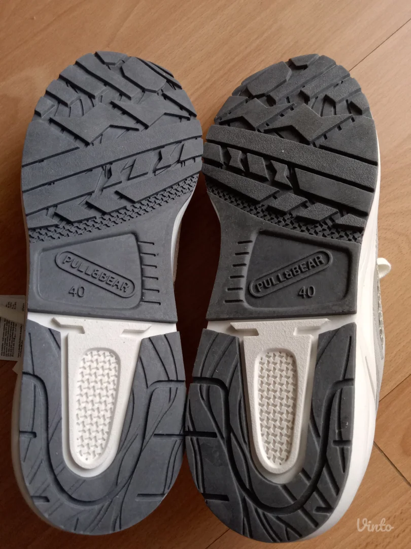 Kontrastne patike.Pull&Bear.Novo!