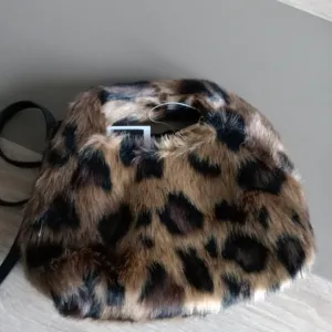 Čupava mini torbica.H&M.Novo!
