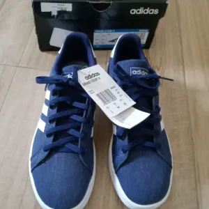 Patike za dečaka.Adidas.Novo!