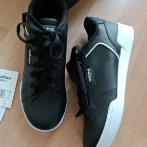 Patike za dečaka.Adidas.Novo!