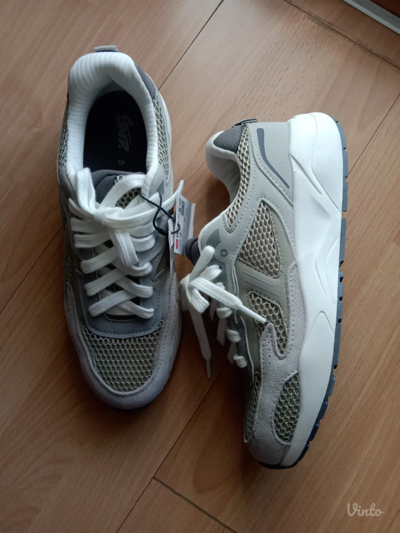 Kontrastne patike.Pull&Bear.Novo!