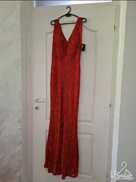 Elegantna crvena haljina