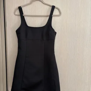 H&M crna haljina