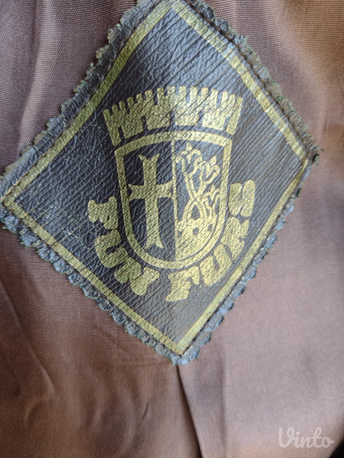 Bunda od veštačkog krzna broj 40 dužine ispod kolena.